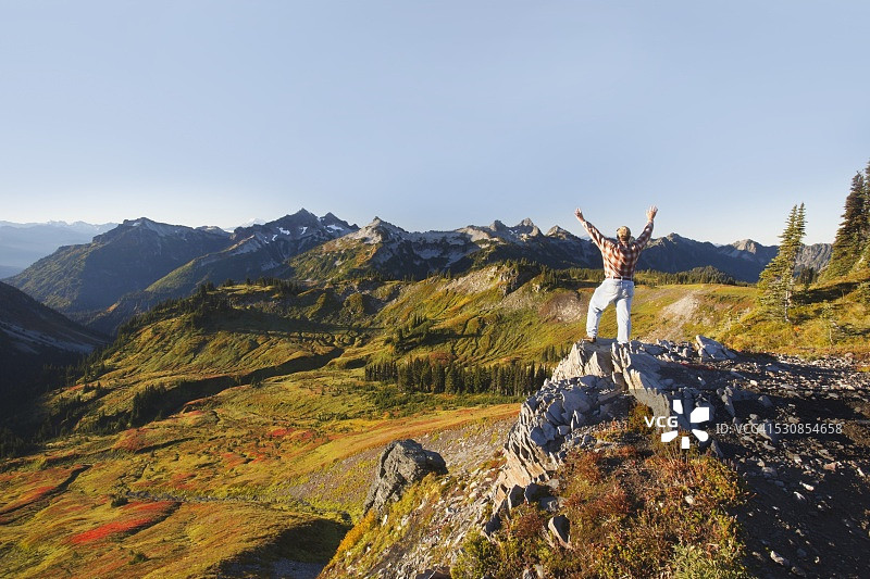 徒步者站在山脊上，眺望美国华盛顿雷尼尔山国家公园图片素材