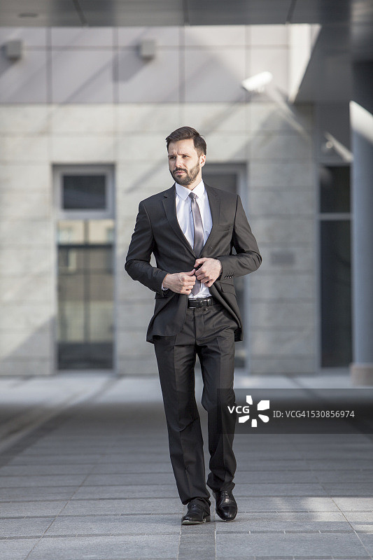 在户外扣西装的商人图片素材