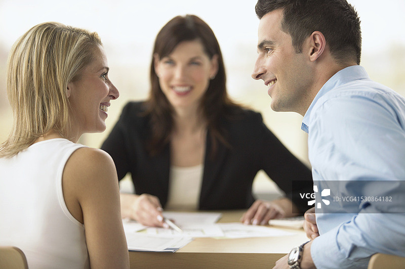 情侣在顾问办公室里微笑图片素材