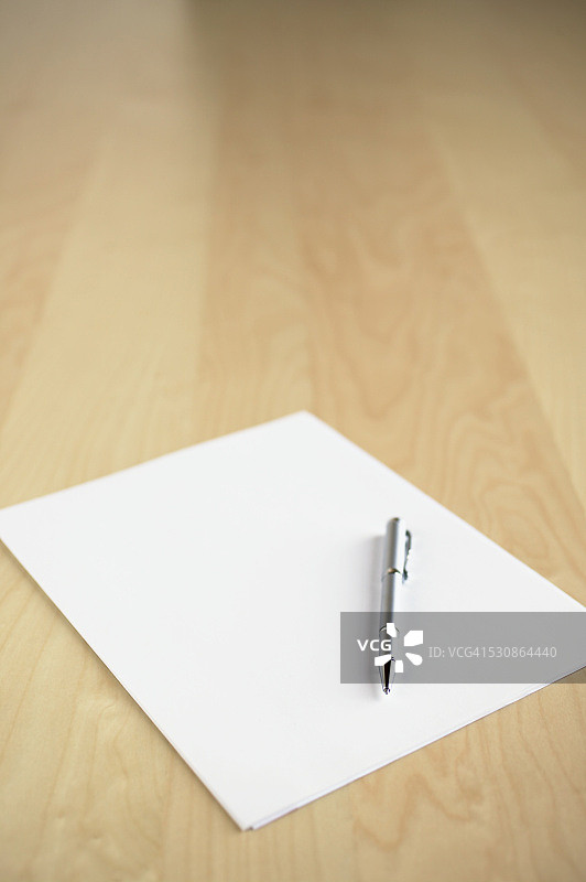 空白笔记本和钢笔图片素材