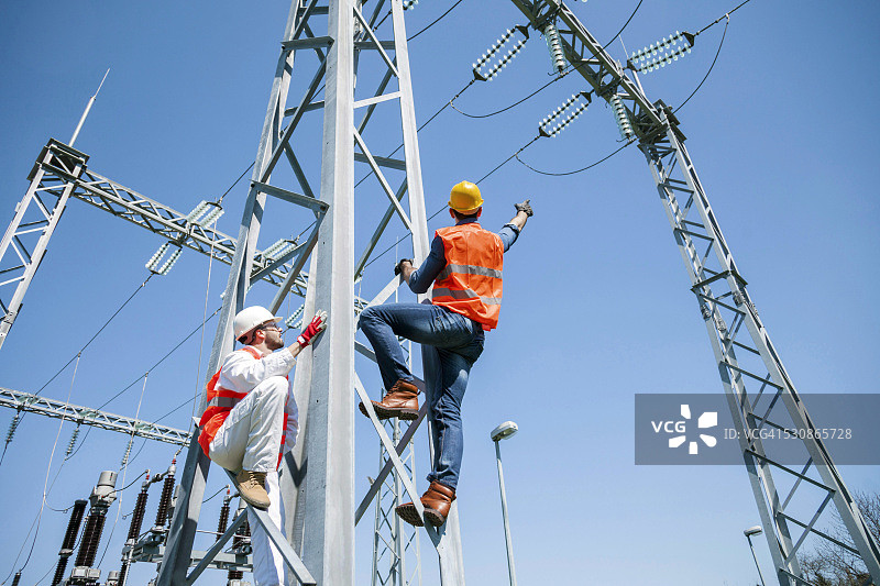 两名工程师检查变电站图片素材