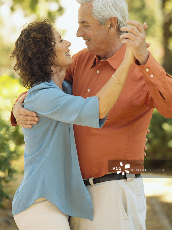 男女面对面跳舞图片素材