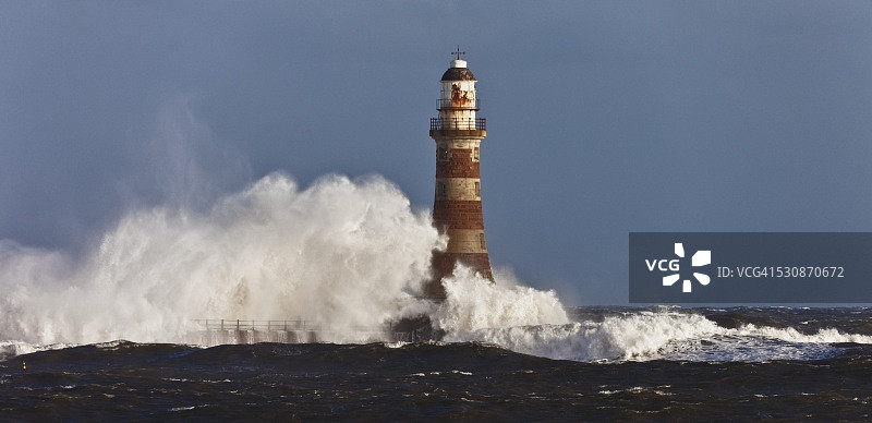 英格兰泰恩-威尔郡桑德兰灯塔的波浪拍打图片素材