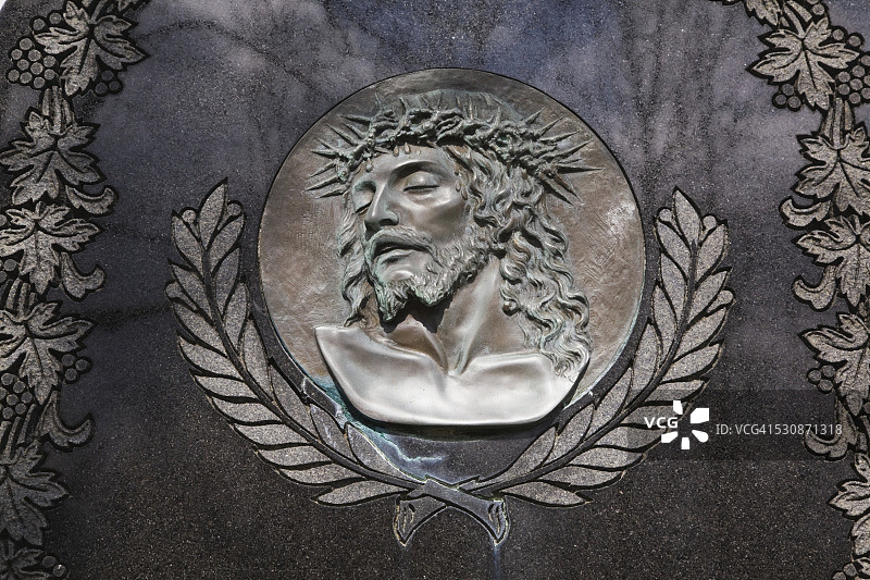 蒙特利尔魁北克墓地纪念碑上的宗教人物雕像图片素材