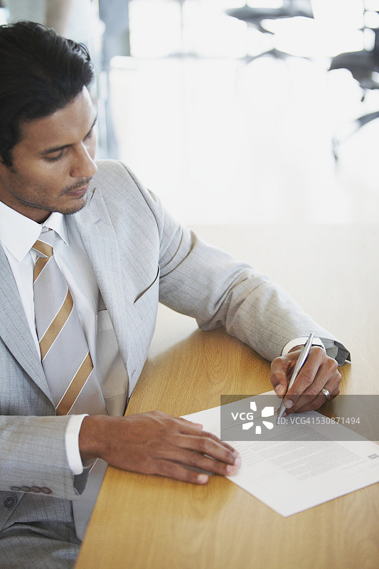 商人签署合同图片素材