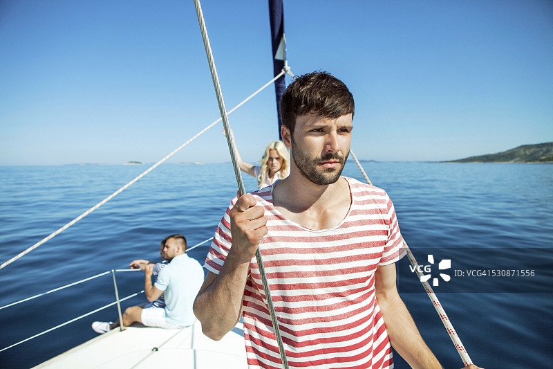 一群朋友在亚得里亚海的帆船上图片素材