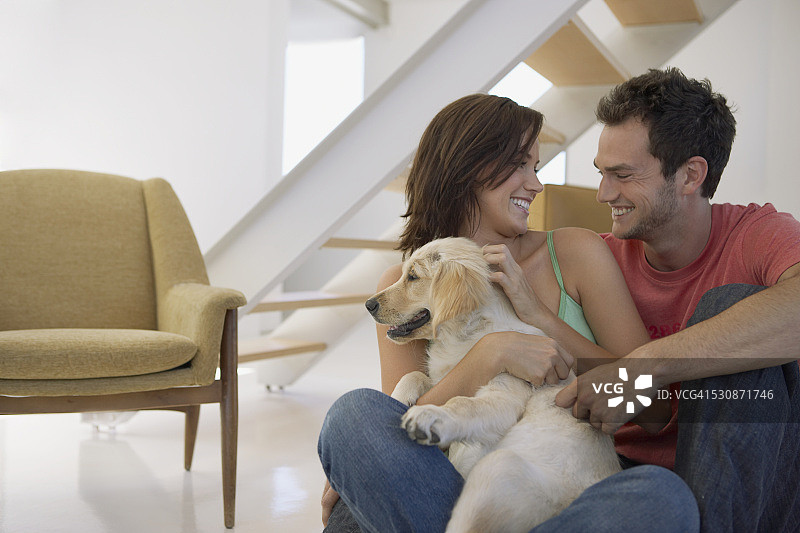 情侣在家拥抱小狗图片素材