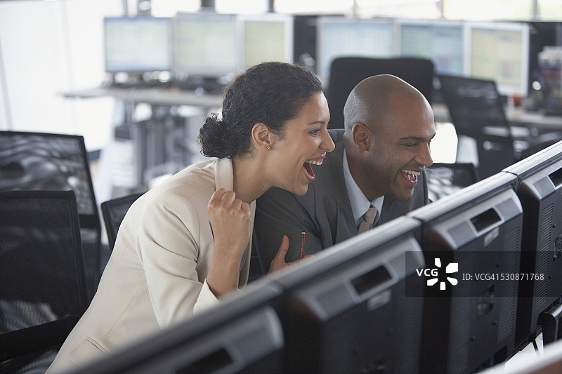 欢笑的金融交易员图片素材