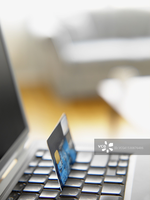 笔记本电脑键盘上的信用卡图片素材