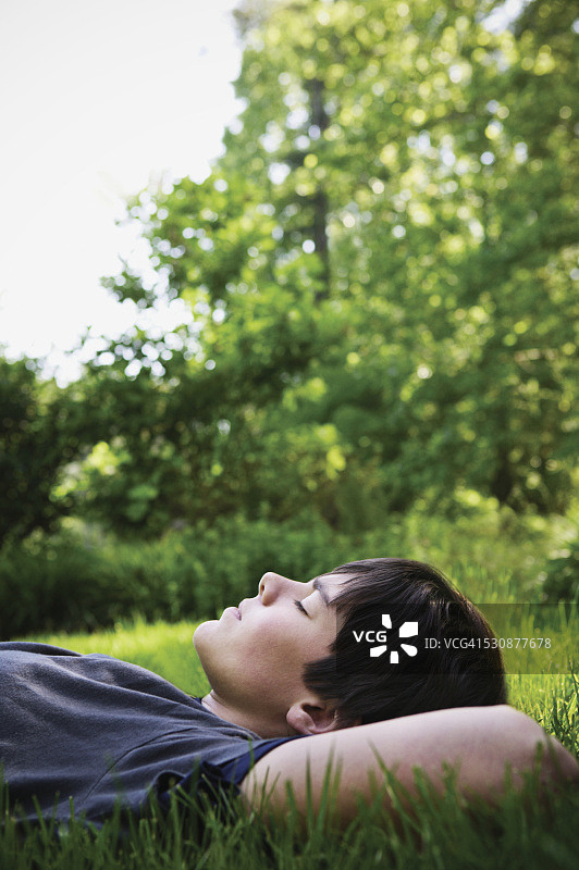 躺在草地上的男孩图片素材
