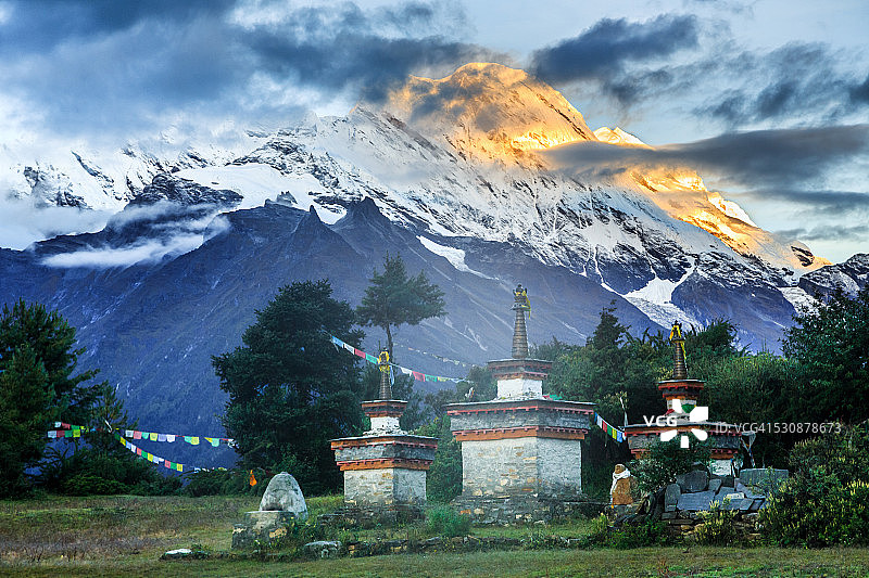 雪山和佛教佛塔，吉隆，西藏自治区图片素材