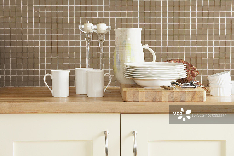 厨房台面上的精美瓷器图片素材