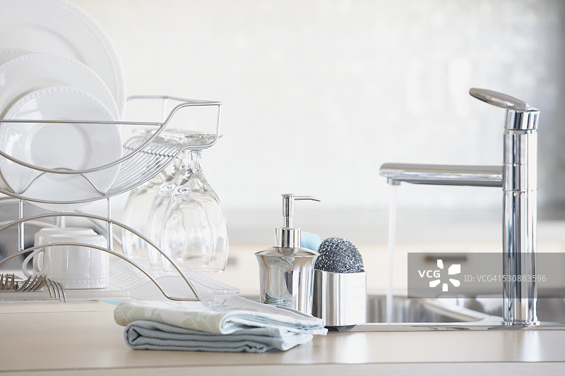 厨房水槽和水龙头图片素材