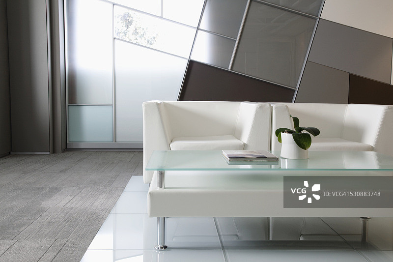 现代扶手椅和办公室休息区咖啡桌图片素材