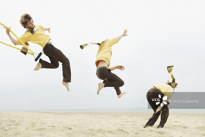 男人从秋千上跳下图片素材