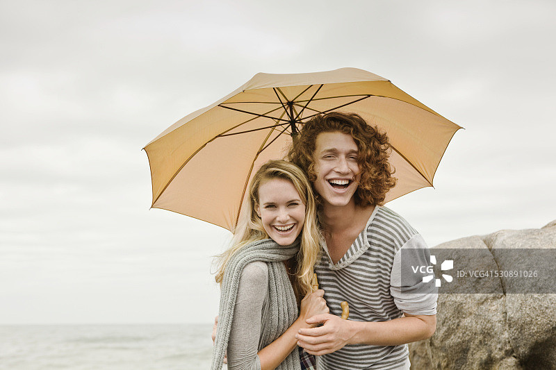 海滩雨中情侣图片素材