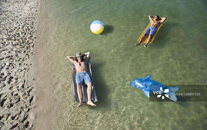 海滩上的朋友们图片素材