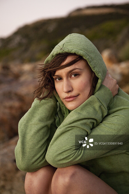 穿着连帽运动衫的年轻女人图片素材