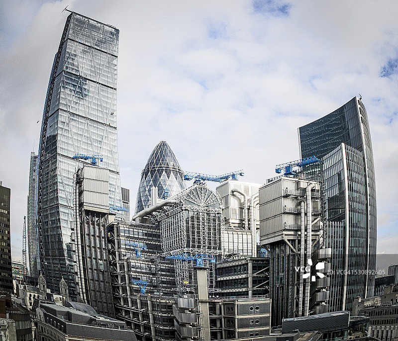伦敦市劳埃德大厦扭曲的城市天际线图片素材