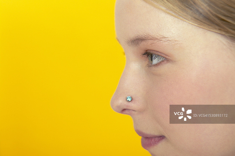 有鼻环的少女图片素材