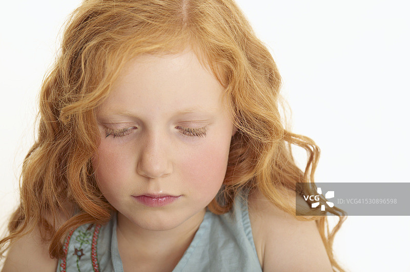 有着红色头发的悲伤年轻女孩图片素材