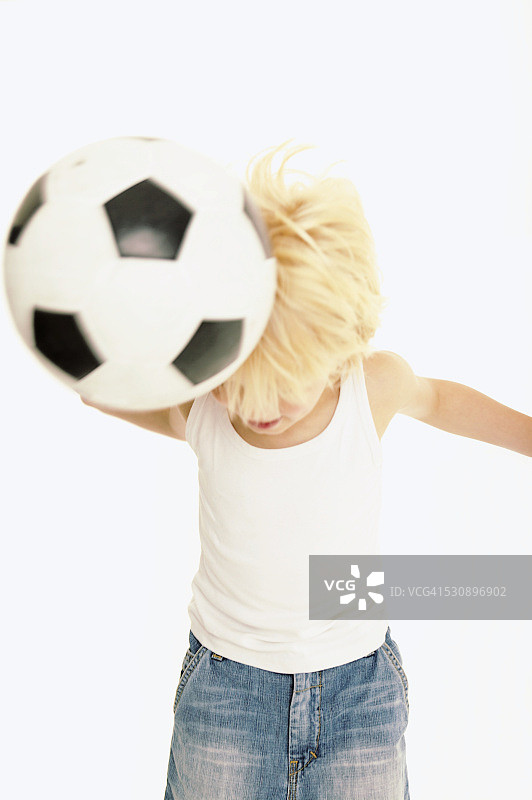 金发男孩头顶足球图片素材