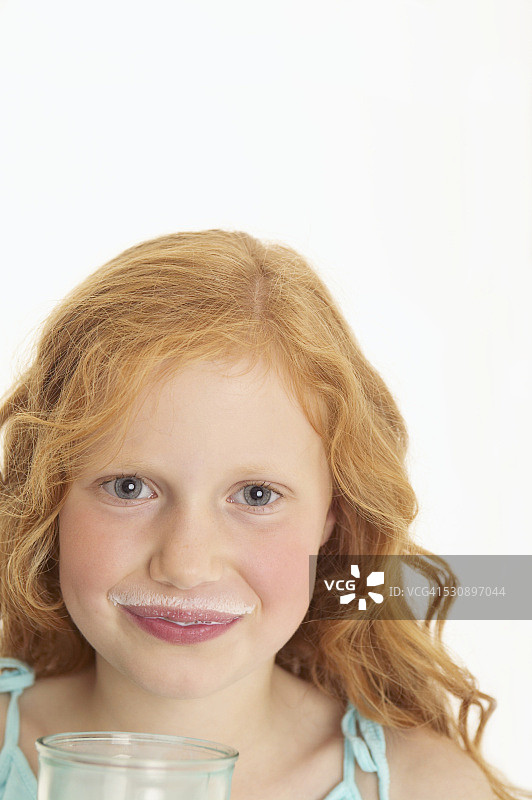 嘴边沾着牛奶的女孩图片素材
