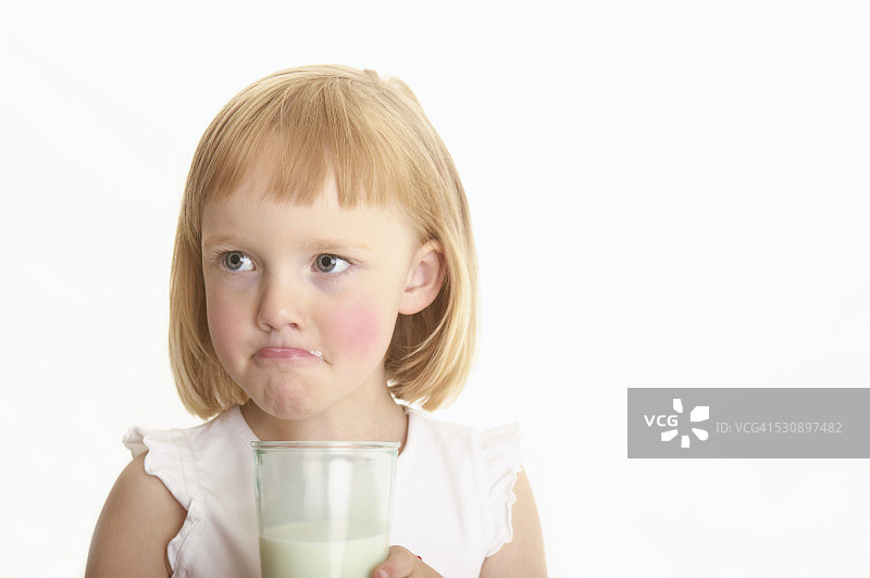 女人喝牛奶时做鬼脸图片素材