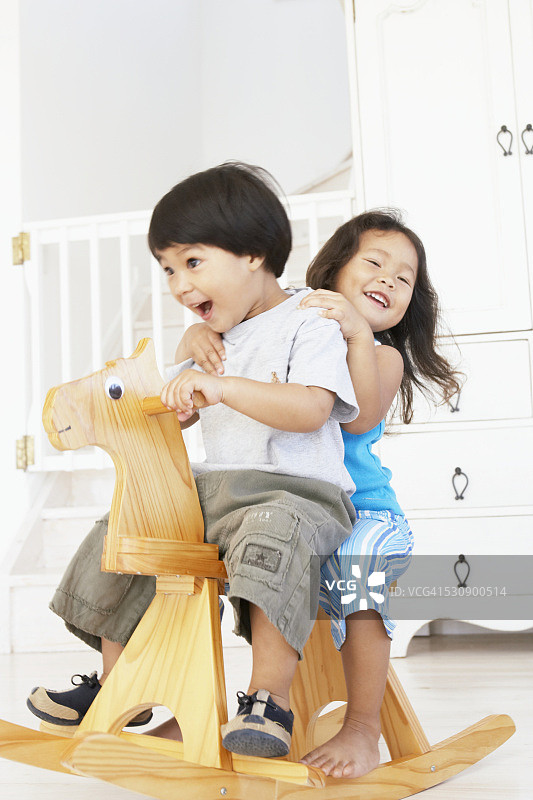 在摇马上玩耍的幼儿图片素材