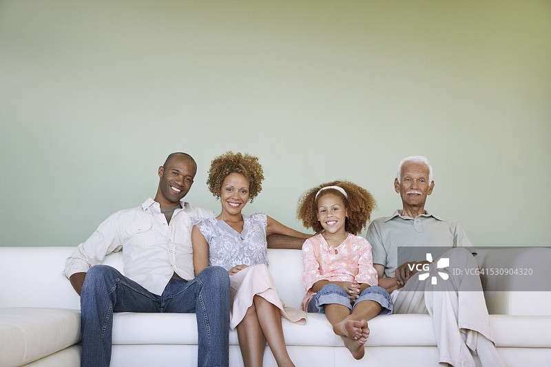 一家人坐在沙发上图片素材