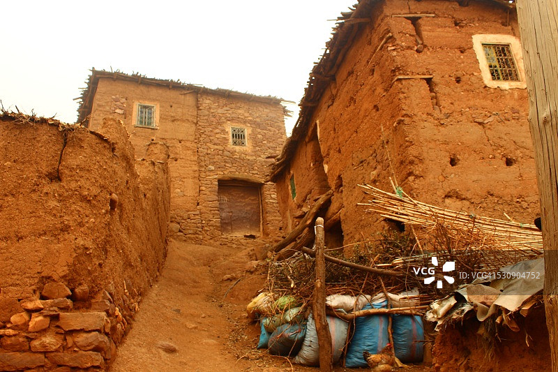 高阿特拉斯山脉柏柏尔村庄的土坯房图片素材
