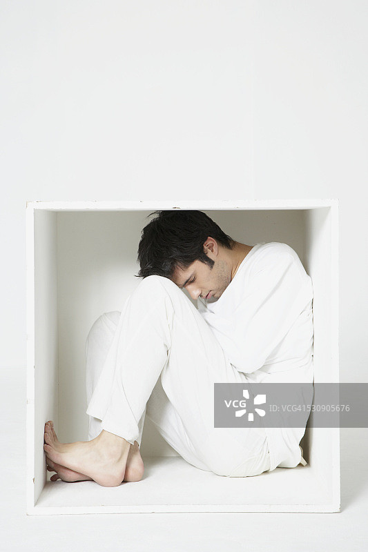 箱子里的男人图片素材