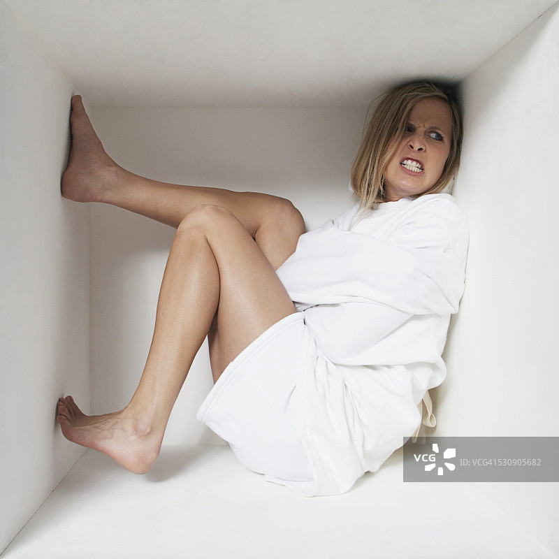 在盒子里的女人图片素材