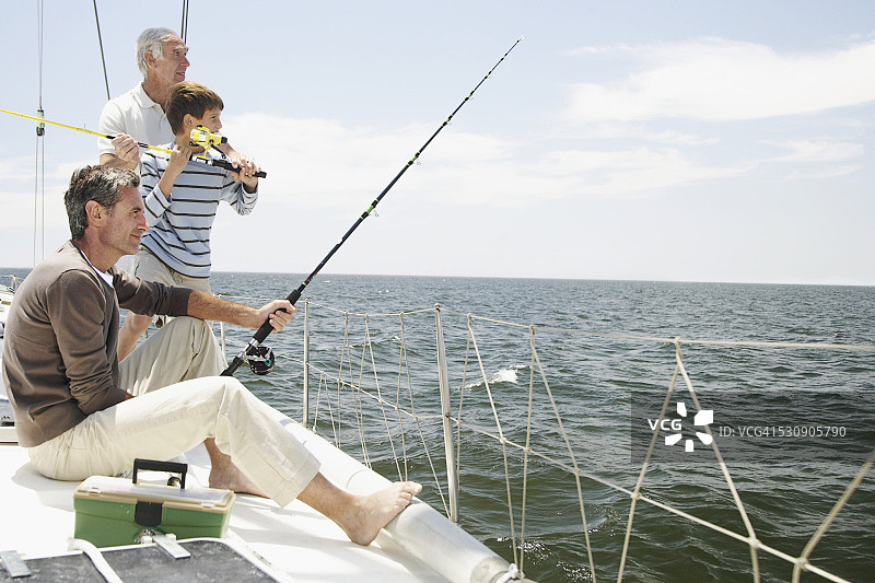 祖孙三代男人在船上钓鱼图片素材