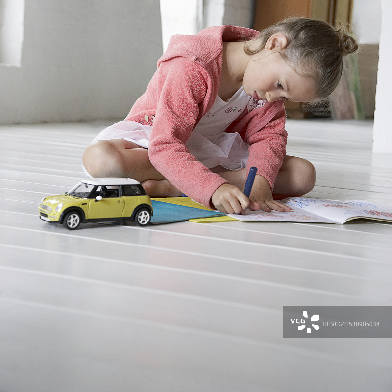 小女孩坐在地上涂色图片素材