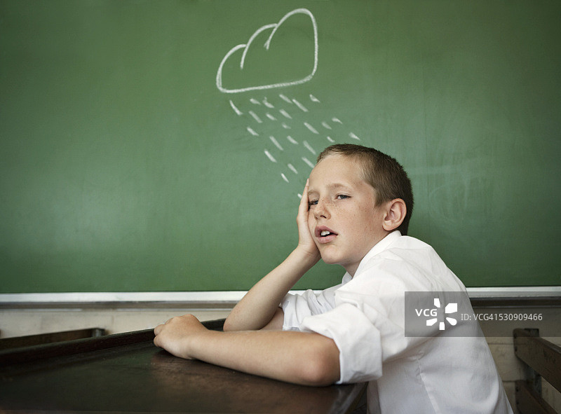 教室里郁闷的学生图片素材