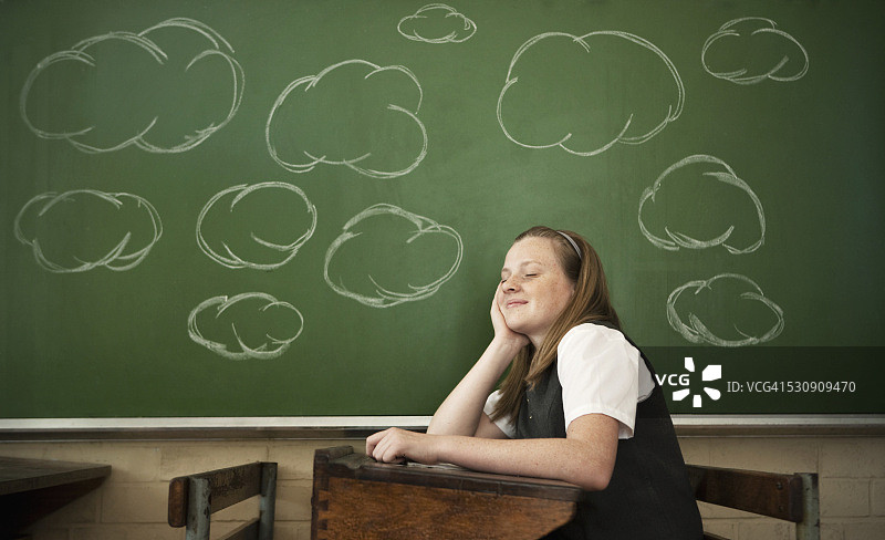 正在做白日梦的学生图片素材