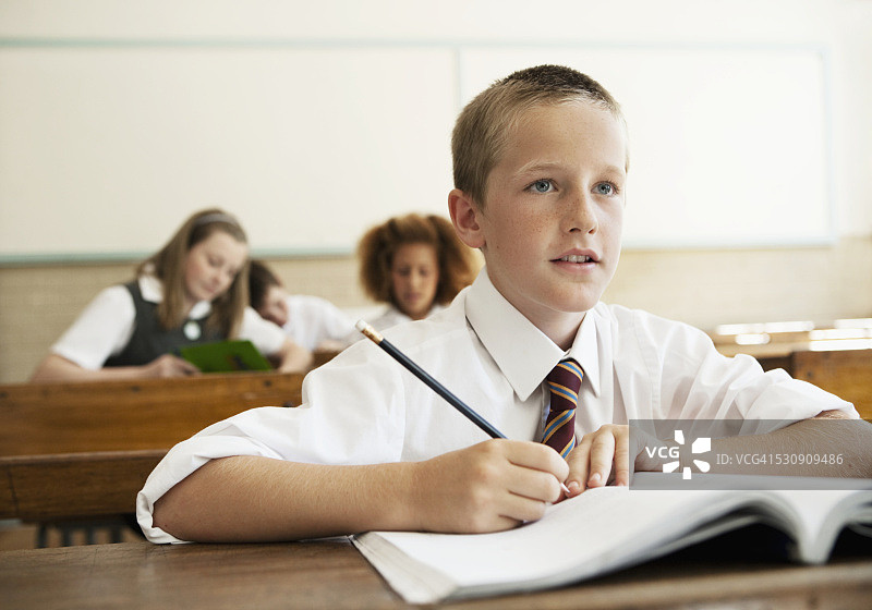 在课堂上用功的男孩图片素材