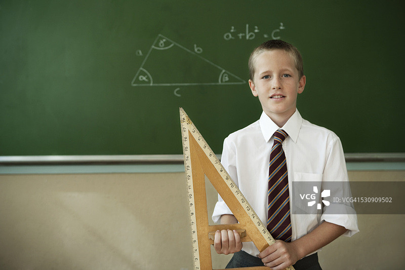 男孩拿着三角形图片素材