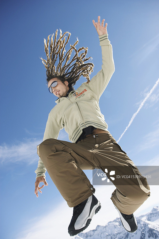 男人跳图片素材