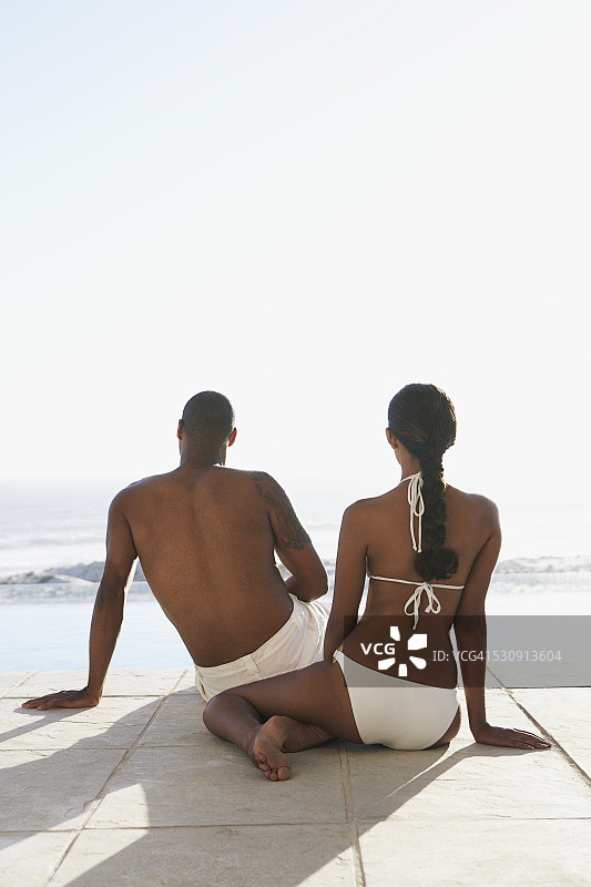 情侣在泳池边放松图片素材