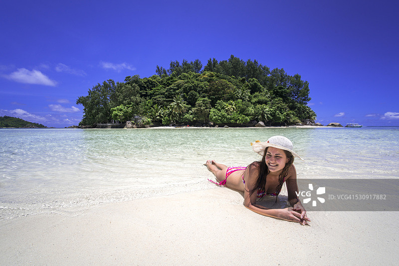 在莫耶讷岛海滩上放松的快乐年轻女人图片素材