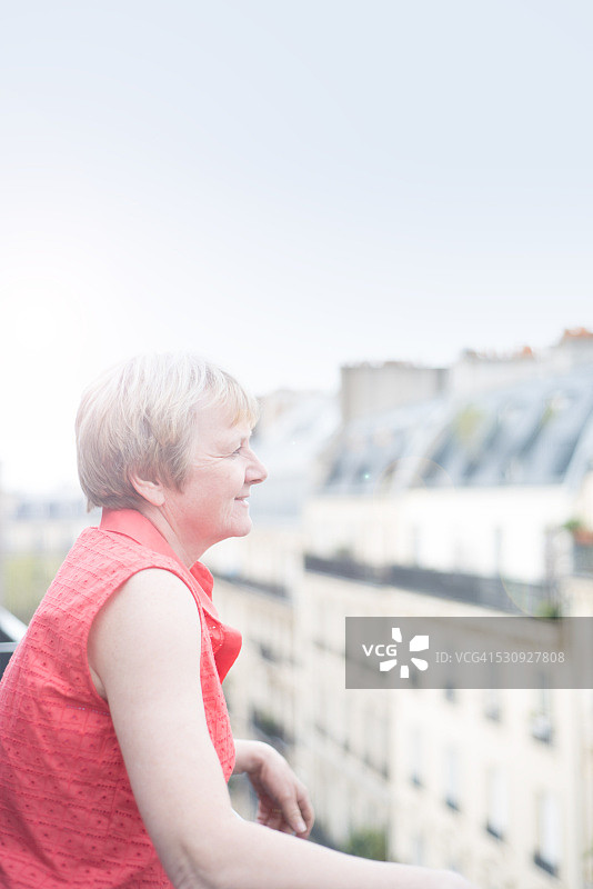 在巴黎阳台上的中年妇女图片素材