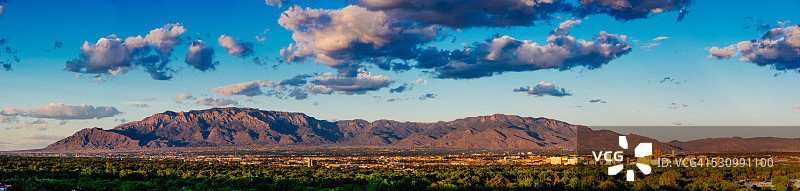 阿尔伯克基天际线与桑迪亚峰全景图片素材