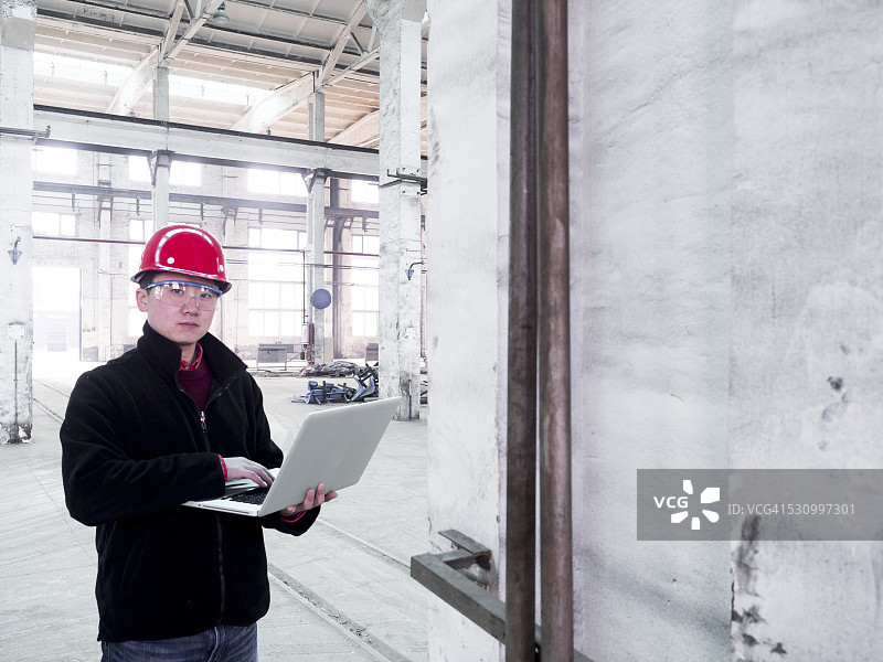 工厂里的亚洲工程师图片素材