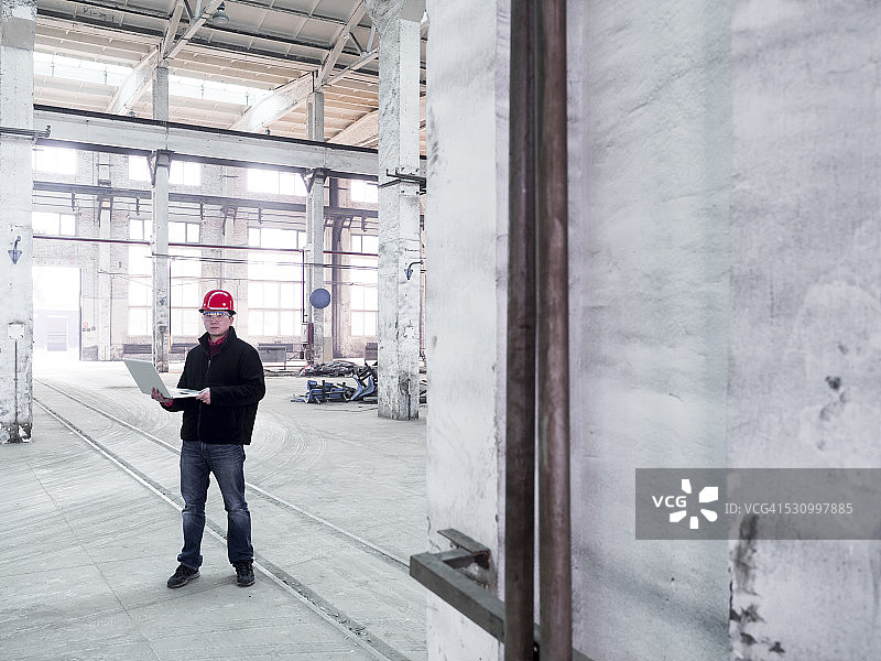 工厂里的亚洲工程师图片素材
