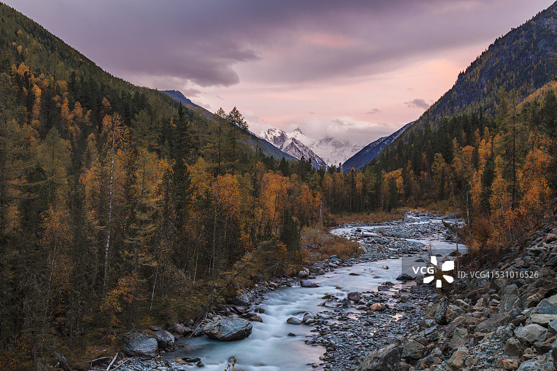 秋日森林中的山涧图片素材