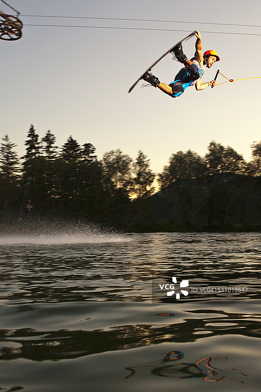 尾波滑水者表演抓板技巧图片素材