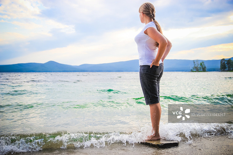 年轻女子夏日站在湖边图片素材