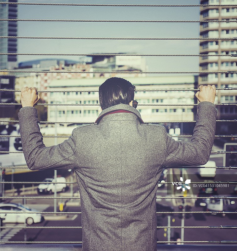 男人看着米兰图片素材